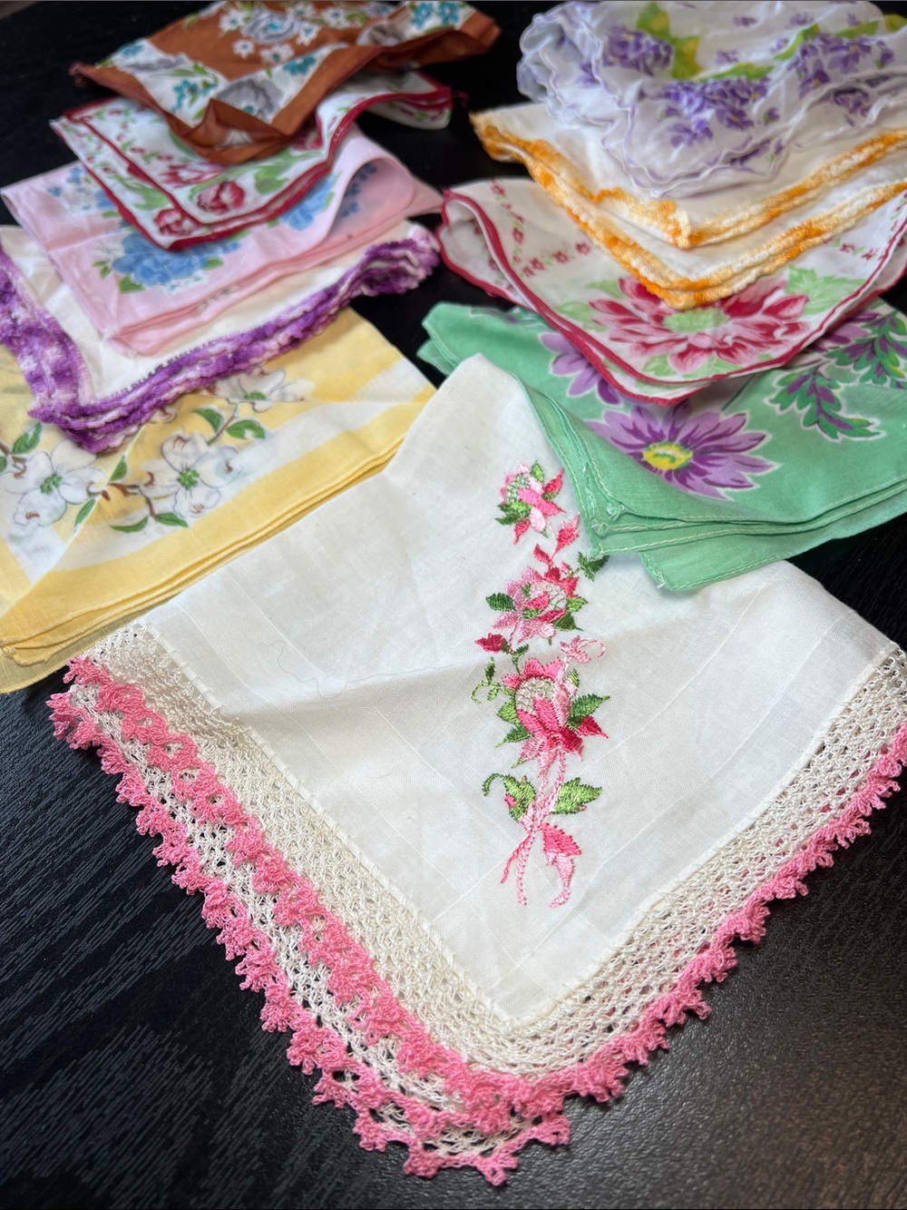 Lot of Vintage Assorted Colorful Kitsch Floral Handkerchiefs Hankies - Picture 3 of 17